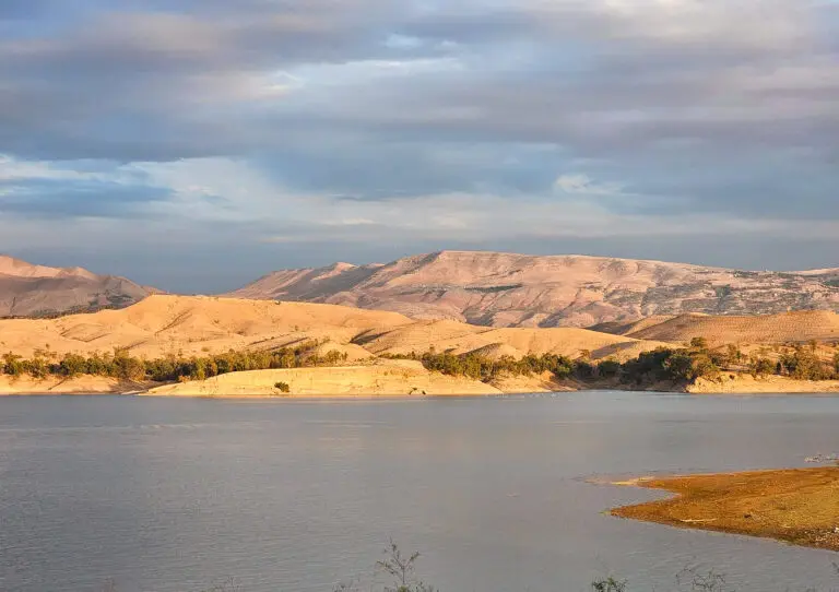 Lac de Lalla Takerkouste avec les montagnes de l'Atlas dans le fond