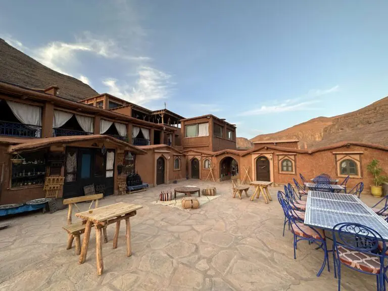 terrasse extérieur d'un hôtel niché dans les montagnes de l'Atlas au Maroc