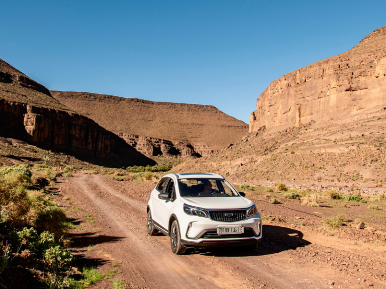 Photo d'une voiture blanche dans le désert marocain