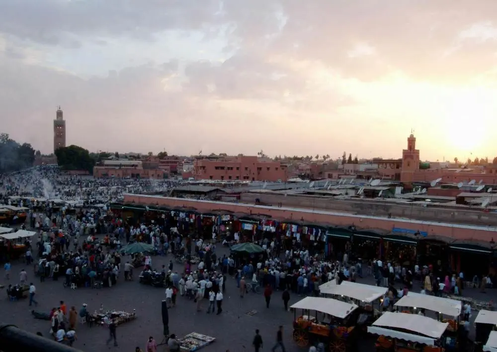 Paysage de la place jemaa el fna au Maroc