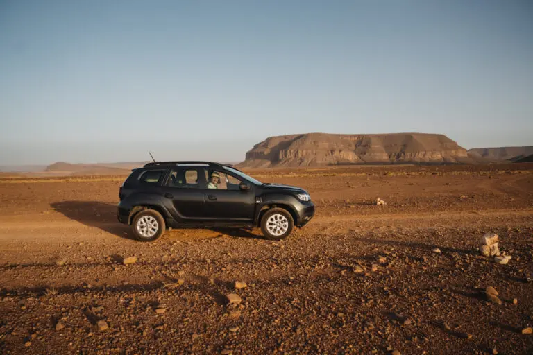 Dacia Duster in der Wüste in Marokko