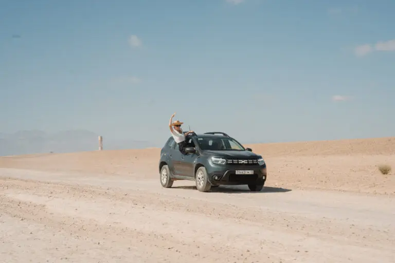 Dacia Duster in der Wüste in Marokko