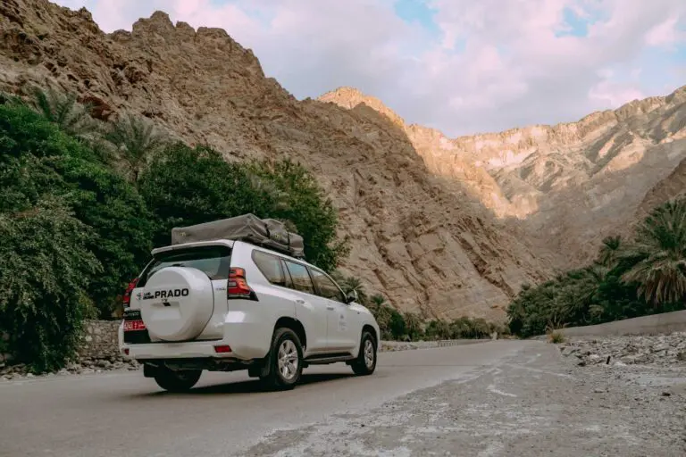 Voiture dans les montagnes à Oman
