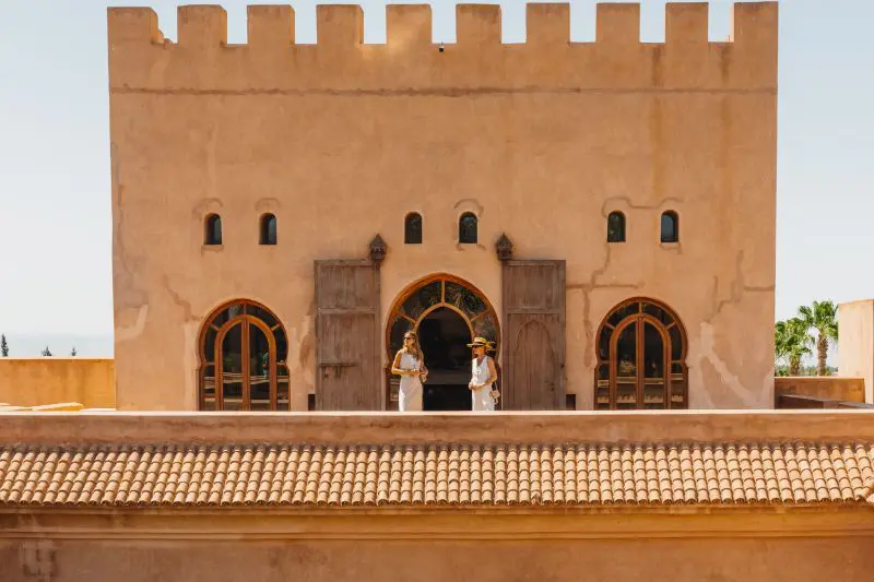 Touristes devant un palais marocain