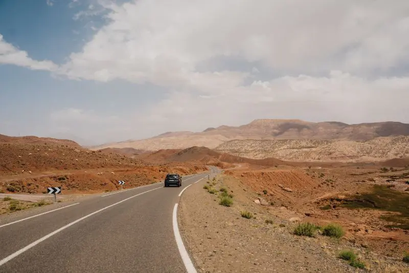 Dacia duster dans le désert au maroc