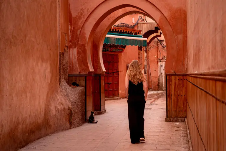 Femme qui marche dans la médina à Marrakech
