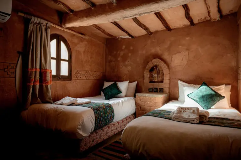Chambre avec deux lits