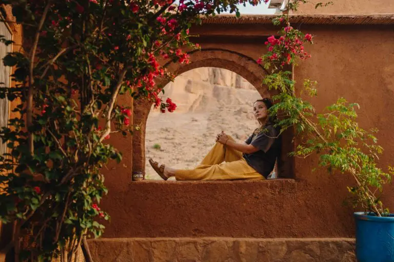 Femme accoudée sur une fenêtre dans un hôtel dans l'Atlas