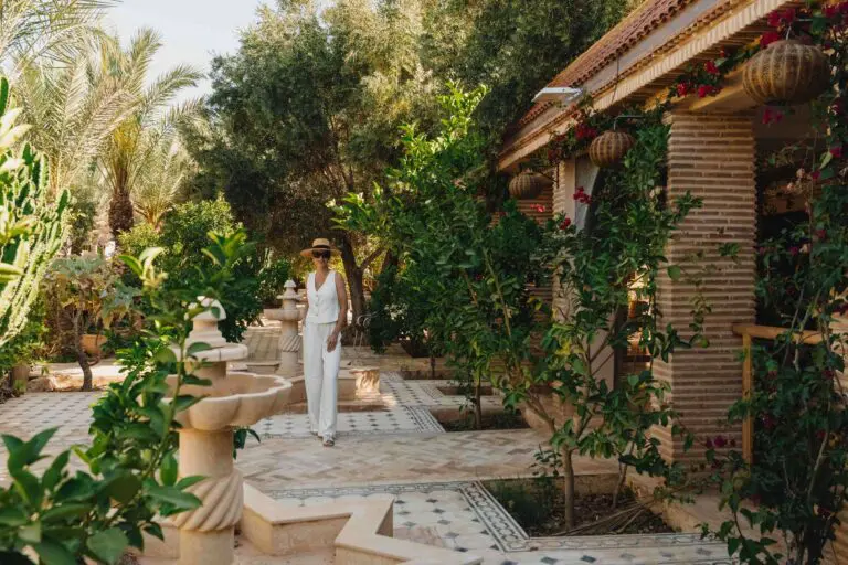 Femme qui marche dans un jardin