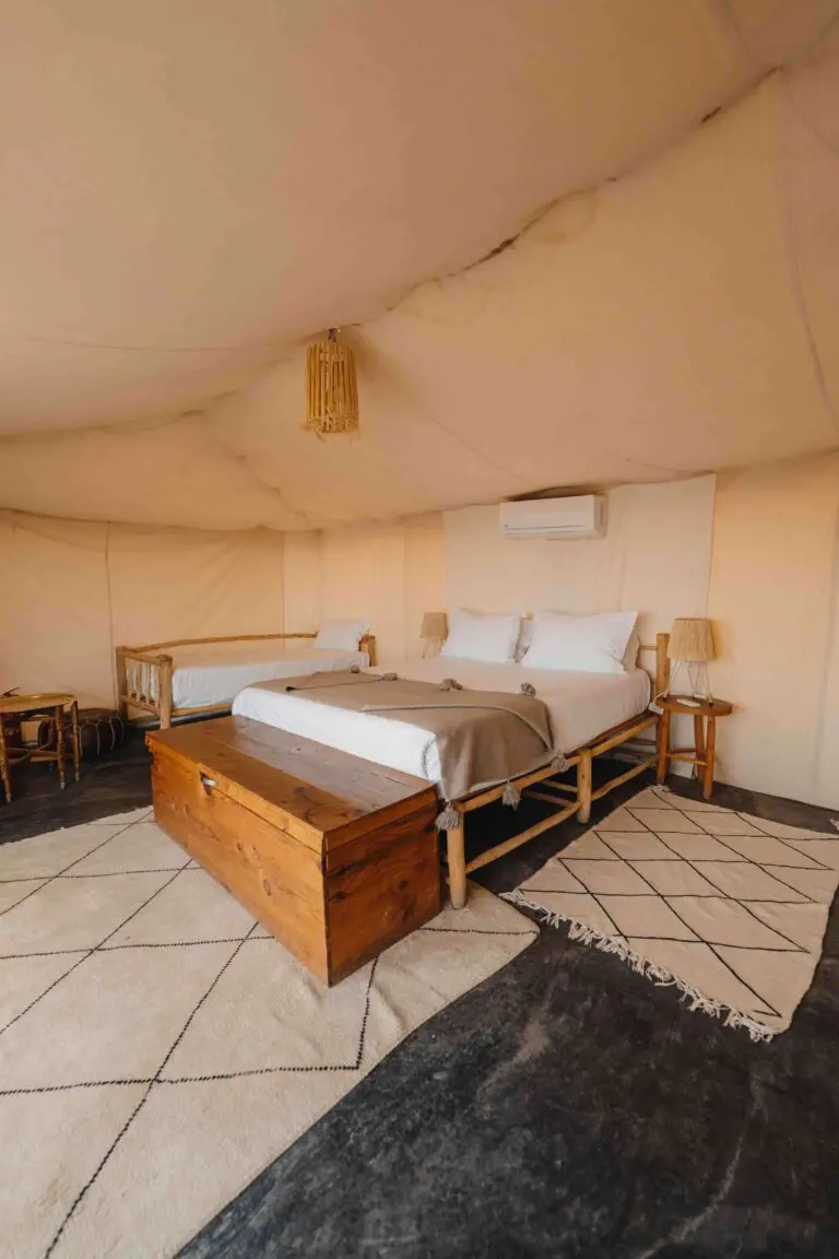 Chambre dans une tente luxueuse