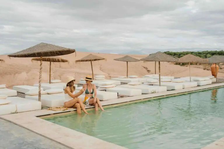 Piscine dans le désert