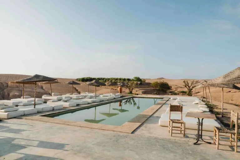 Piscine dans le désert