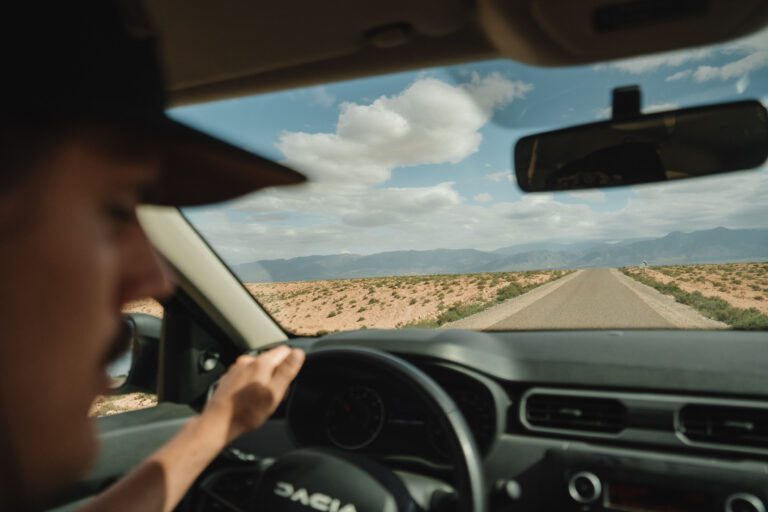 Dacia Duster in de woestijn van Marokko