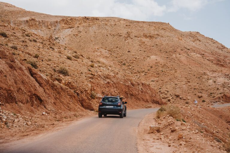 Dacia Duster in de woestijn van Marokko