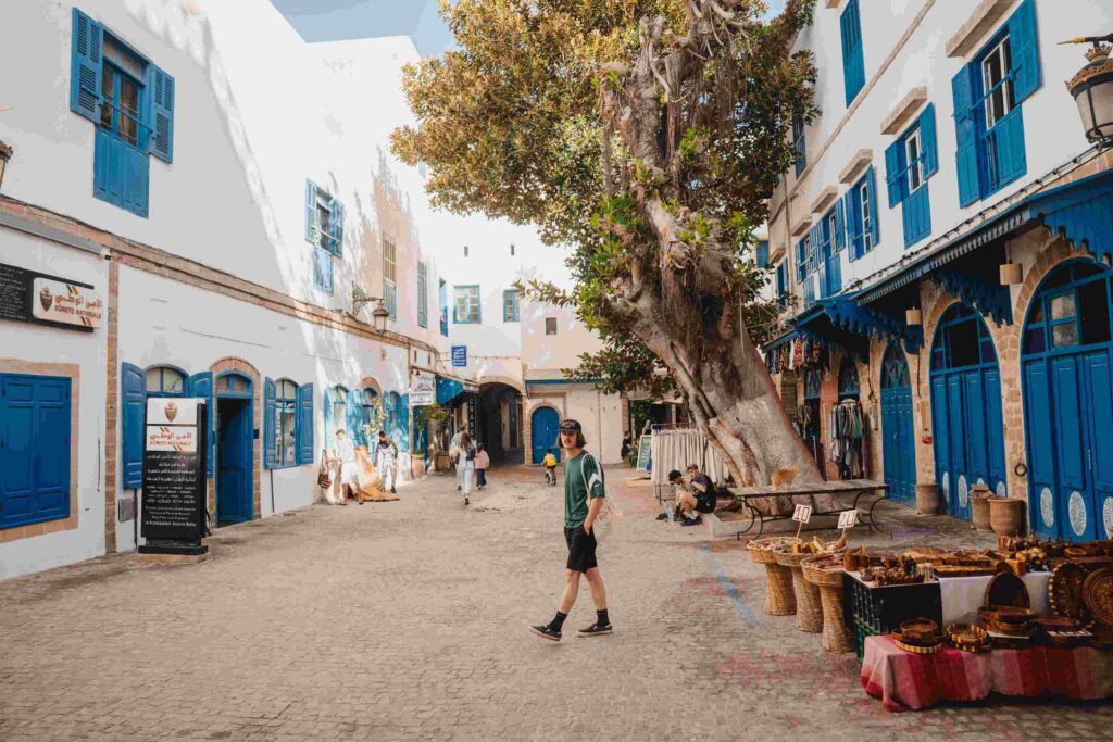 Homme qui se balade à Essaouira