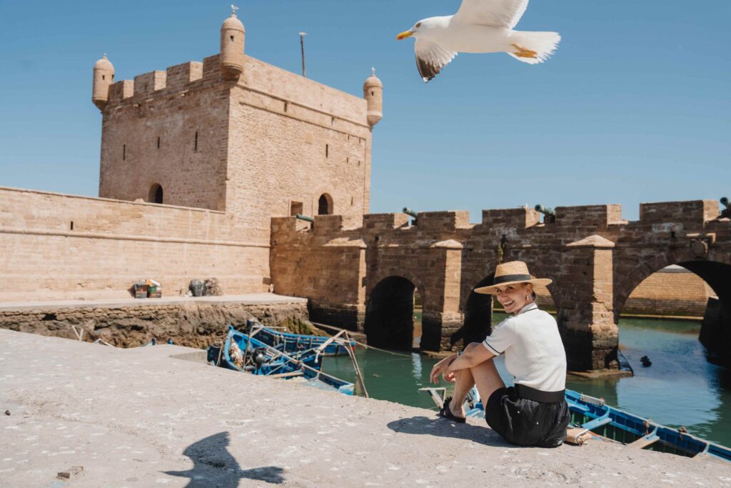 Port d'Essaouira met een vrouw en een meeuw