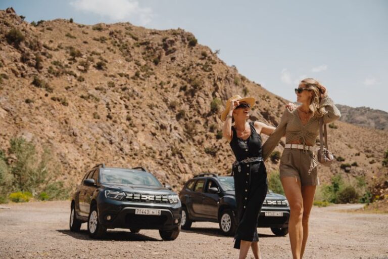 Couple devant une voiture dans le désert