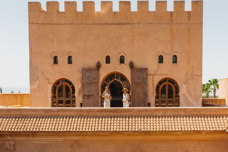 Touristen voor een Marokkaans paleis