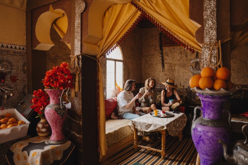 touristes dans un restaurant au Maroc