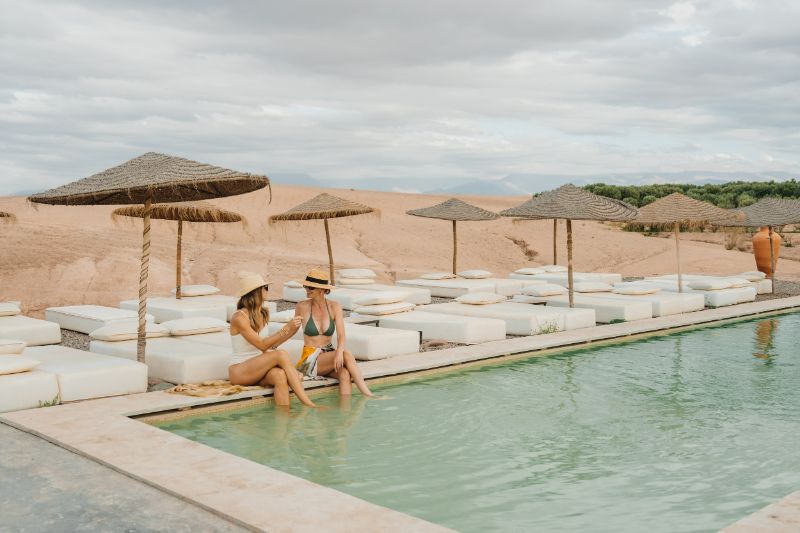 Femmes qui se baignent dans uns piscine dans le désert