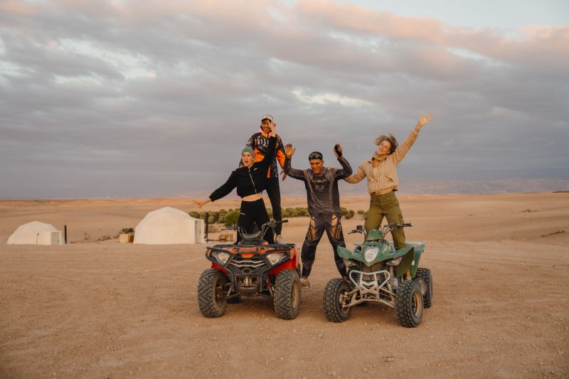 Groupe de quad dans le désert